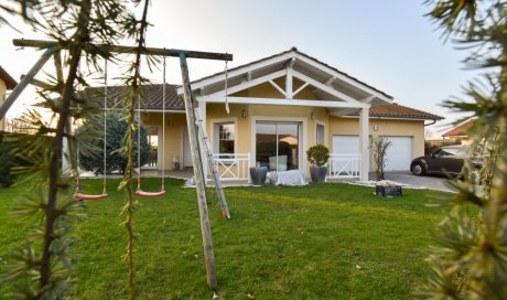 Vente de maison hors lotissement avec grand terrain et piscine à Montrevel-en-Bresse