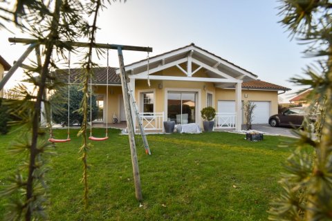 Vente de maison hors lotissement avec grand terrain et piscine à Montrevel-en-Bresse