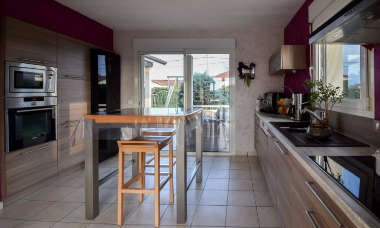 Vente de maison hors lotissement avec grand terrain et piscine à Montrevel-en-Bresse